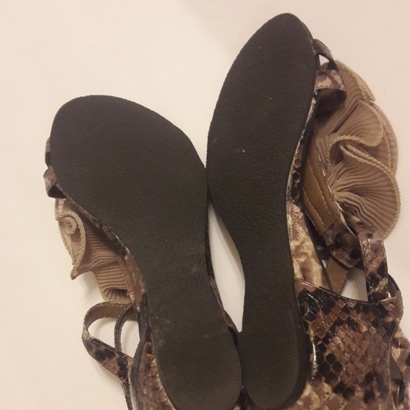 Fergie/ Snakeskin Print/ T Strap/ Sandals - Picture 5 of 8